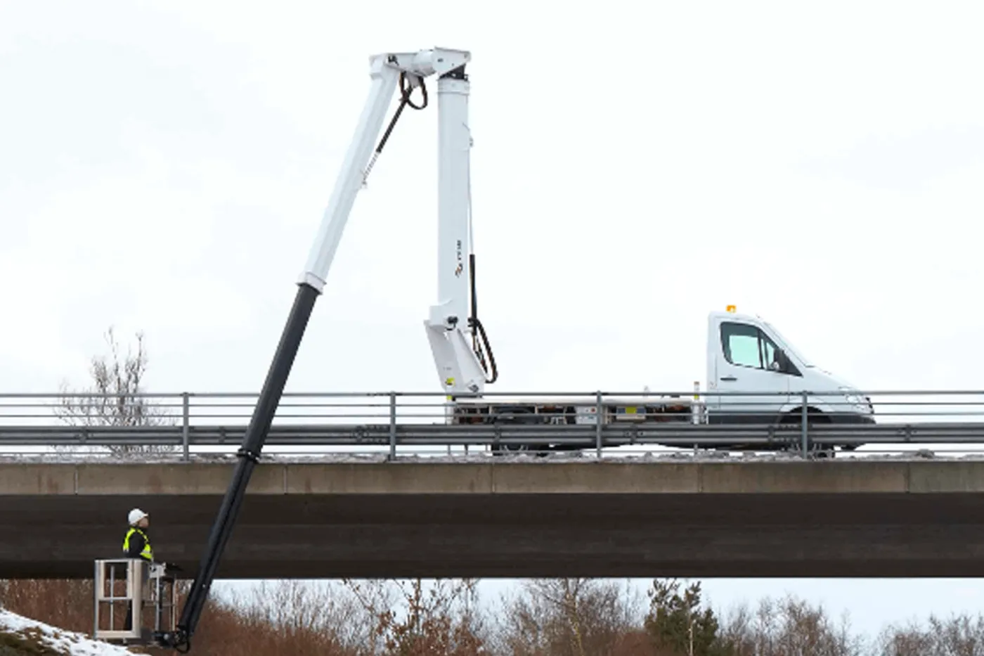 vtx-240-lastbil-lift-versalift_zeppelin-rental-1-min.png