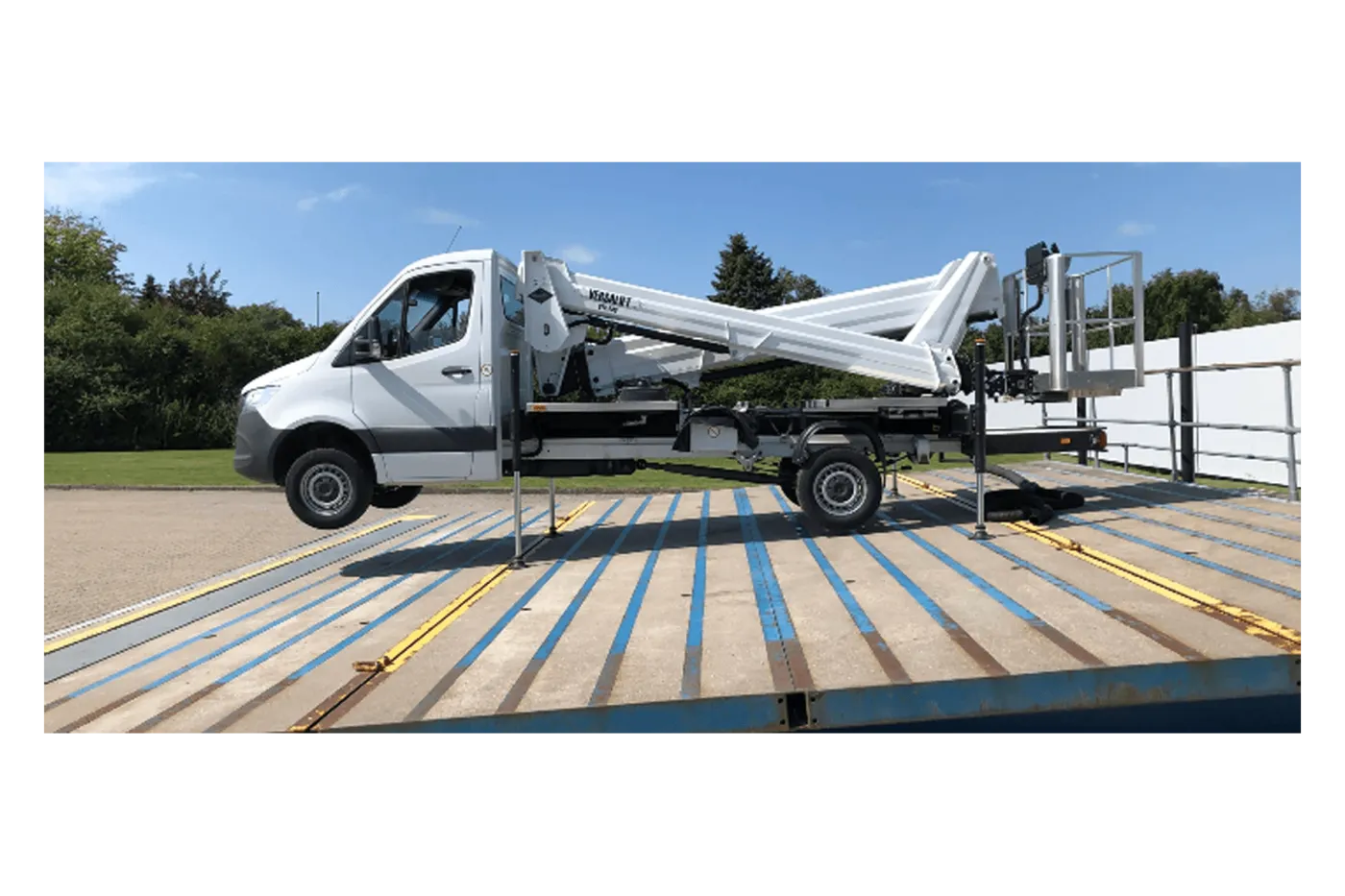 vtx-240-lastbil-lift-versalift_zeppelin-rental-2-min.png